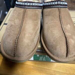 BNB Unisex 100 % Shearling Slippers in Tan .Men’s Size 9 / Women’s Size 10